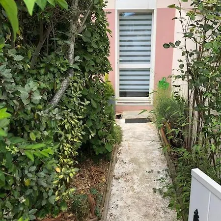 Appartement En Duplex Avec Parking Et Jardinet Bourges Extérieur photo